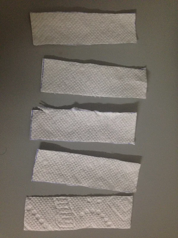 Toalla de papel plegada blanca; fotografía ilustrativa